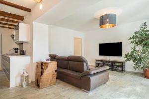 a living room with a couch and a television at Ferienwohnung Relax in Sigmarszell