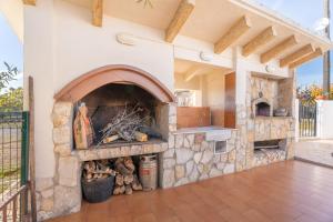 una cucina esterna con un grande camino in pietra di Casa Rural Reme a Navarrés
