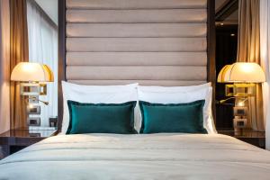 SAINT TEN Boutique Hotel, Small Luxury Hotels客房内的一张或多张床位