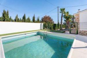 una piscina nel cortile sul retro di una casa di Casa Rural Reme a Navarrés