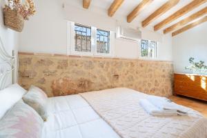 una camera da letto con un letto bianco e finestre di Casa Rural Reme a Navarrés Altre 31 foto