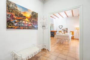 un soggiorno con un dipinto sul muro di Casa Rural Reme a Navarrés