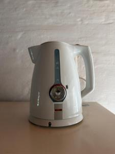 a tea kettle sitting on top of a table at Alvear centro hospedaje 2 in General Alvear