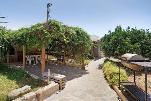 a garden with a gazebo and a table and chairs at Las Tres Palmeras in Güimar