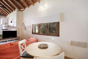 a living room with a table and a couch at Las Tres Palmeras in Güimar