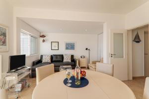 a living room with a table and a couch at Sail Away in Quarteira