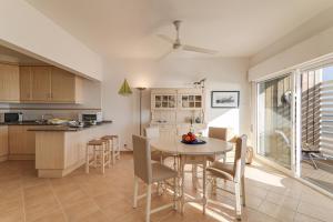 a kitchen and dining room with a table and chairs at Sail Away in Quarteira