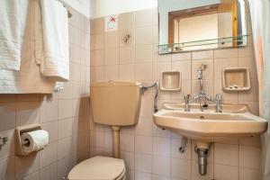 a bathroom with a toilet and a sink at Makis Family Studio in Khionáta