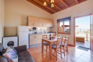 a kitchen and dining room with a table and chairs at Casa Quemahierro 1 in Icod de los Vinos
