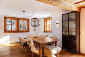 a dining room with a wooden table and chairs at Chalet Flocke Sternschnuppe in Sankt Anton am Arlberg