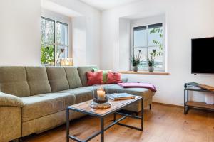 a living room with a couch and a table at Gästehaus Wüpping 1 in Salem