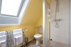 a bathroom with a toilet and a window at Ferienwohnung Erichsen, Viöl in Viöl +20 photos