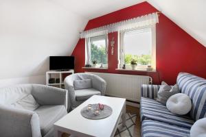 a living room with two couches and a table at Ferienwohnung Erichsen, Viöl in Viöl