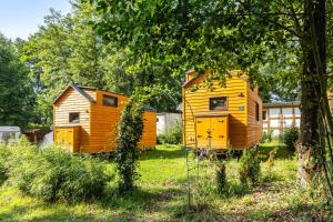 a couple of tiny homes in a yard at Tiny House Evita in Lehnin