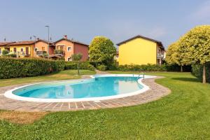 a swimming pool in a yard with houses at Casa Vacanze da Ricky App 5 in Peschiera del Garda