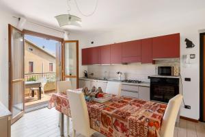 a kitchen and dining room with a table and chairs at Casa Vacanze da Ricky App 5 in Peschiera del Garda