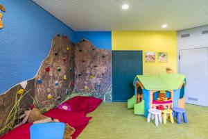 a kids room with a rock climbing wall at Schwarzwald Wölkchen in Baiersbronn