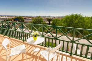 a patio with a table and chairs on a balcony at Duplex vista mar in Yaiza