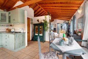 a kitchen and dining room with a table and a counter at Casa Claudia in Hermigua