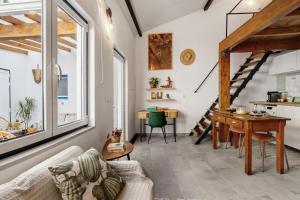 a living room with a couch and a table at Casa das Cantonas Valada in Valada
