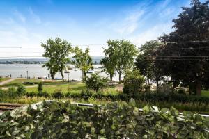 a view of the water from a park at Reichenaublick in Allensbach