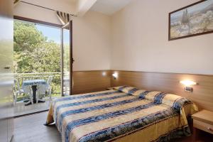a bedroom with a bed and a large window at Appartamento Bilocale Moneglia 32 in Moneglia +23 photos