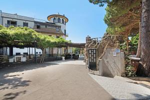 a walkway in front of a building with a tree at Appartamento Bilocale Moneglia 32 in Moneglia