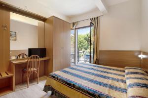 a hotel room with a bed and a window at Appartamento Bilocale Moneglia 32 in Moneglia