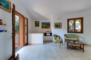 a living room with a table and two chairs at Villa del Maestro in Narbolia