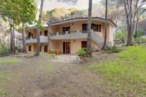 a large house with trees in front of it at Villa del Maestro in Narbolia
