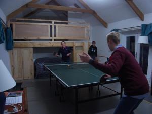 eine Gruppe von Menschen, die Tischtennis spielen in der Unterkunft Rhiwiau Self Catering in Carmarthen