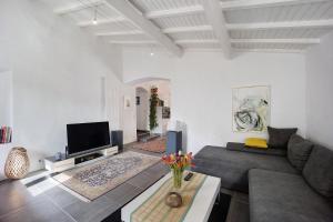 a living room with a couch and a tv at Paradies Ligurien - Imperia in Torre Paponi