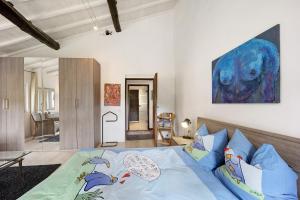 a bedroom with a bed and a painting on the wall at Paradies Ligurien - Imperia in Torre Paponi