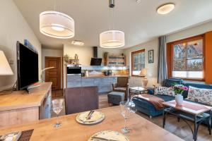 a living room with a table and a kitchen at Oewern Diek in Wustrow