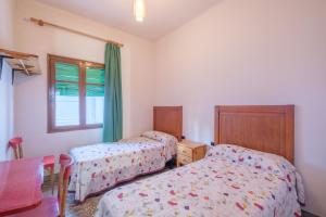 a bedroom with two beds and a window at Apartamento las Palmeras 2 in Benicarló