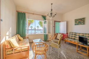 a living room with a couch and a table at Apartamento las Palmeras 2 in Benicarló