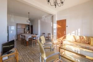 a living room with a couch and a table with chairs at Apartamento las Palmeras 2 in Benicarló