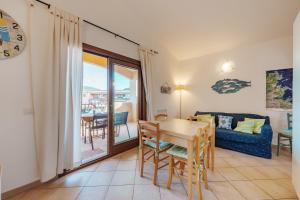 a living room with a table and a couch at Casa Vacanze Pistacchio in Murta Maria