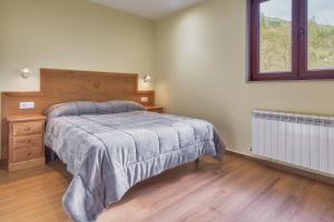 a bedroom with a bed and a window in it at Valle del Ibias - Primero Derecha in Cecos
