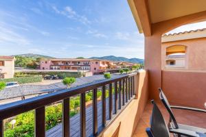 a balcony with a view of the mountains at Casa Vacanze Pistacchio in Murta Maria