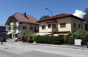 a couple of houses on the side of a street at Ferienwohnung Rieder in Wörgl