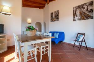 a kitchen and dining room with a table and chairs at Villa Giada in Stintino +17 photos