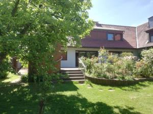 a house with a garden in front of it at Ferienhaus Hebborn in Bergisch Gladbach