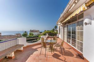 a patio with a table and chairs on a balcony at Apartamentos Villa Martinez in Salobreña