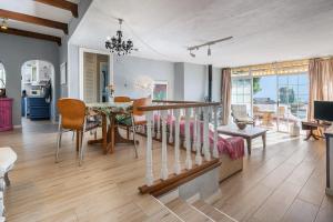 a dining room and living room with a table and chairs at Apartamentos Villa Martinez in Salobreña