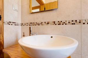 a white sink in a bathroom with a mirror at Monte do Tanoeiro - Casa da Barrica in Rogil +17 photos