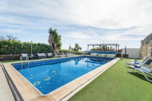 a swimming pool with chaise lounge chairs and a pool at Finca Toledo in San Miguel de Abona