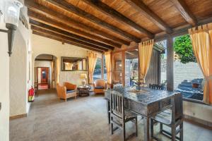 a dining room with a table and chairs in a room at Finca Toledo in San Miguel de Abona