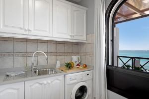 a kitchen with a sink and a washing machine at Apartamento La Estrella II in Playa Blanca