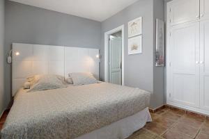 a bedroom with a large bed in a room at Apartamento La Estrella II in Playa Blanca